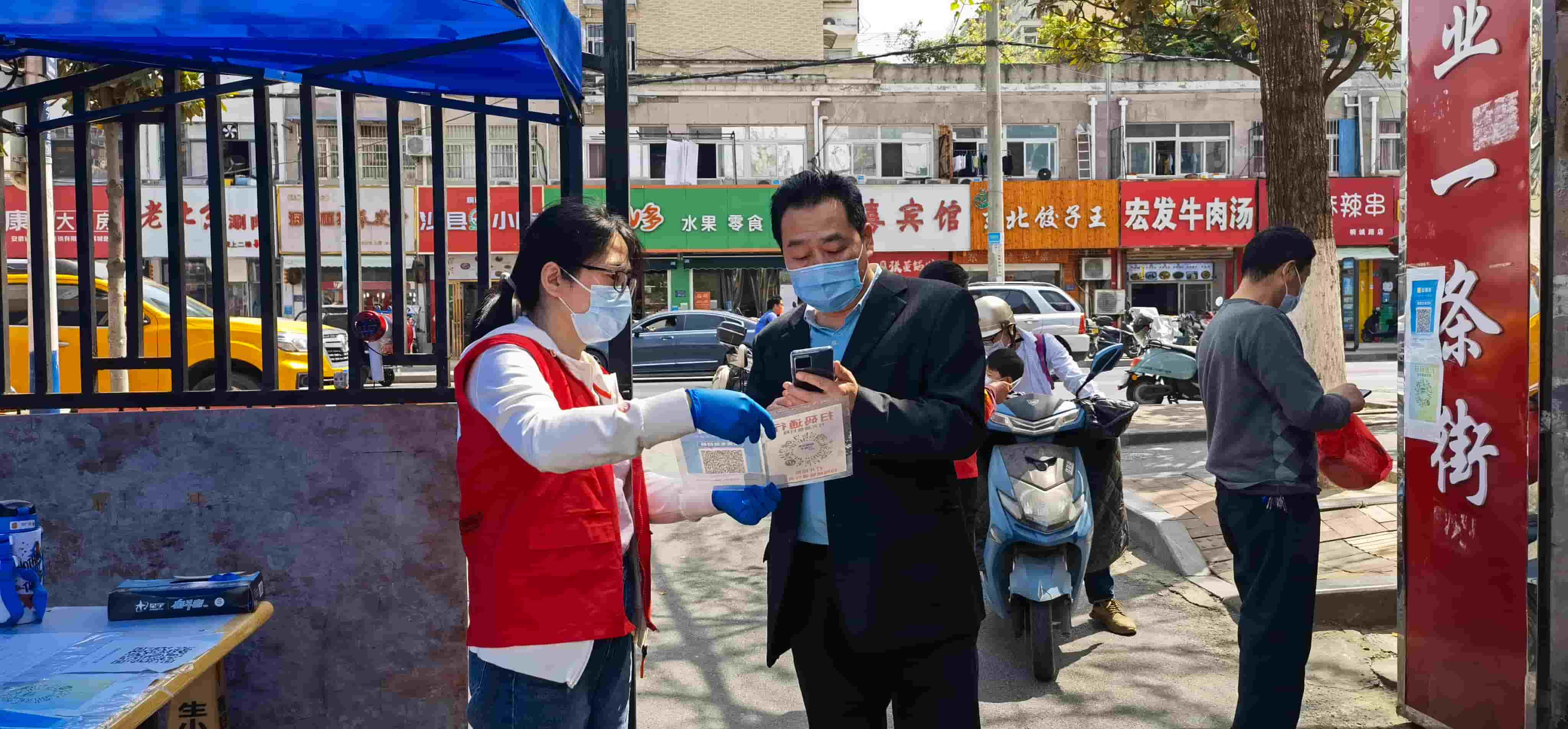 freecompress-2022年4月，東華科技志愿服務隊協(xié)助社區(qū)在桐江新村小區(qū)開展兩碼查驗工作