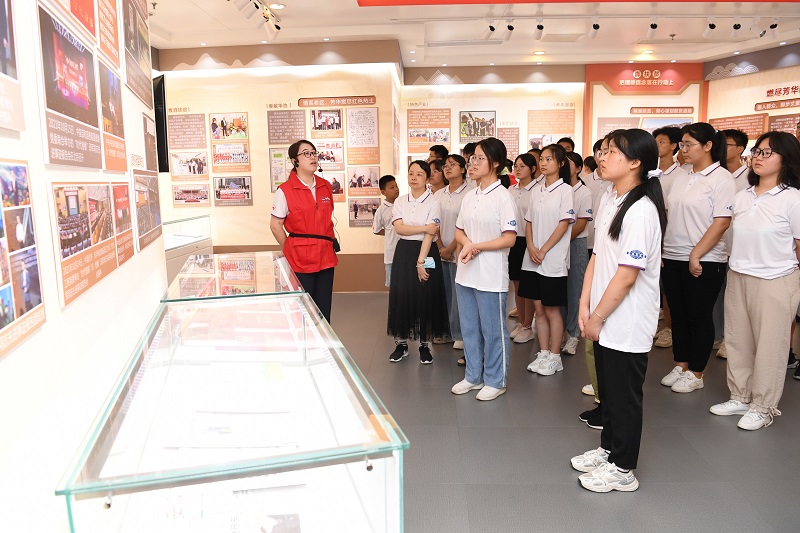 2022年8月13-14日，組織20余名革命老區優秀中學生，走進東華科技開展“致敬時代楷模，爭當國之棟梁”的研學活動，同時前往安徽名人館、安徽創新館參觀學習（1）